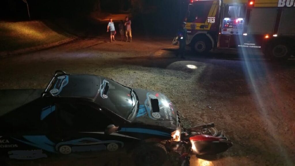 Acidente entre carro e moto no interior de Canoinhas deixa jovem de 19 anos ferida