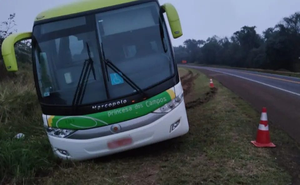 Susto! Motorista perde controle de direção de ônibus e invade acostamento na BR-277