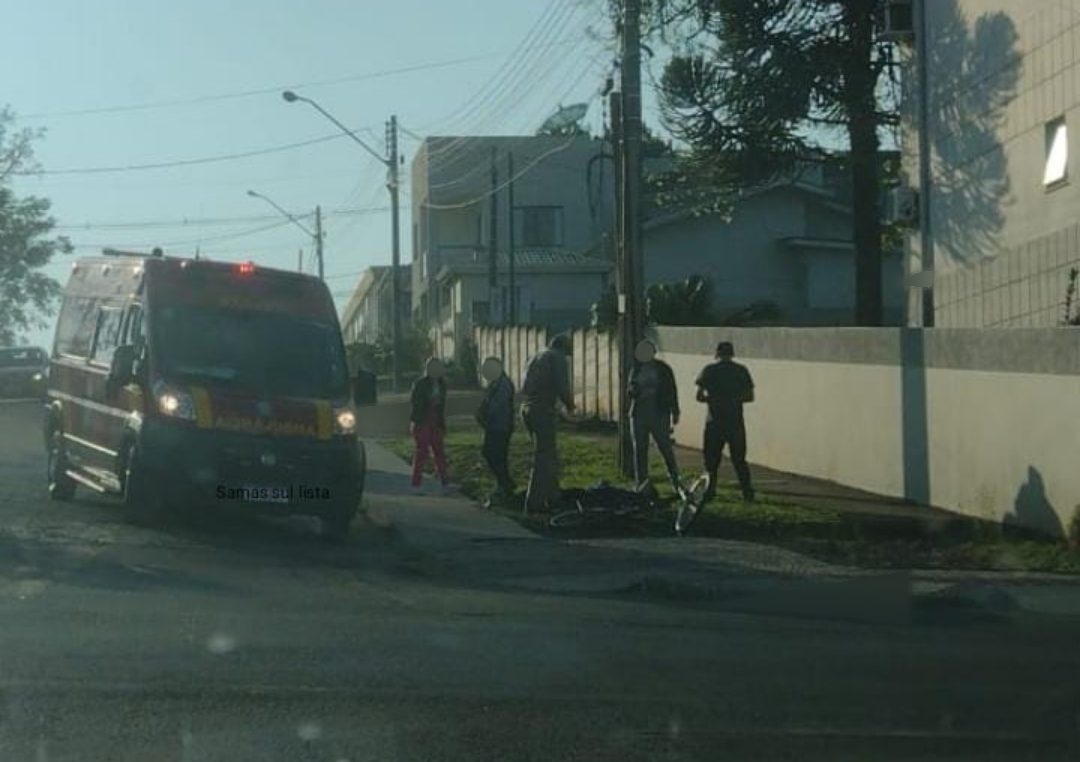 Bicicleta e carro se envolvem em acidente próximo ao Colégio Duque de Caxias em São Mateus do Sul