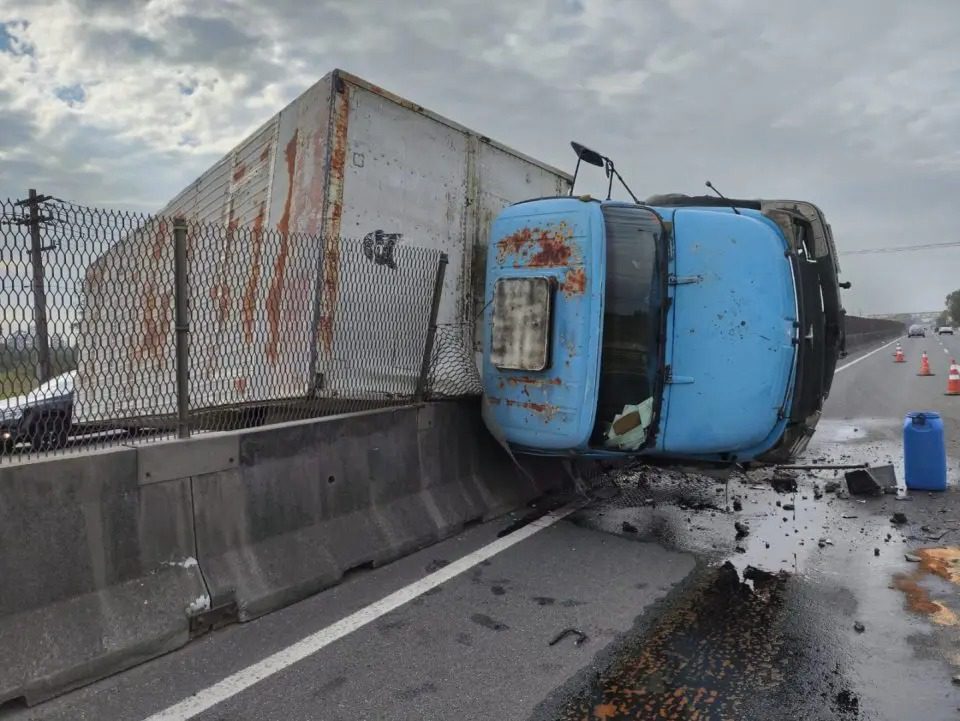 Caminhão tomba sobre canteiro central após ser ‘fechado’ por outro motorista na BR-277