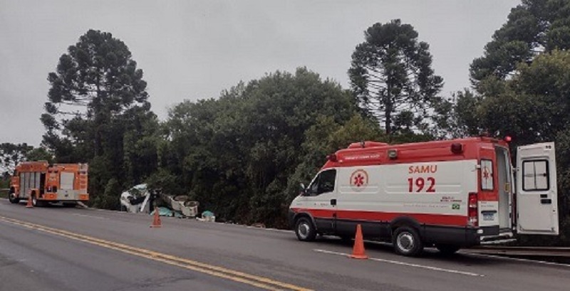 Carreta sai da pista, tomba na BR-153 em General Carneiro e motorista é socorrido