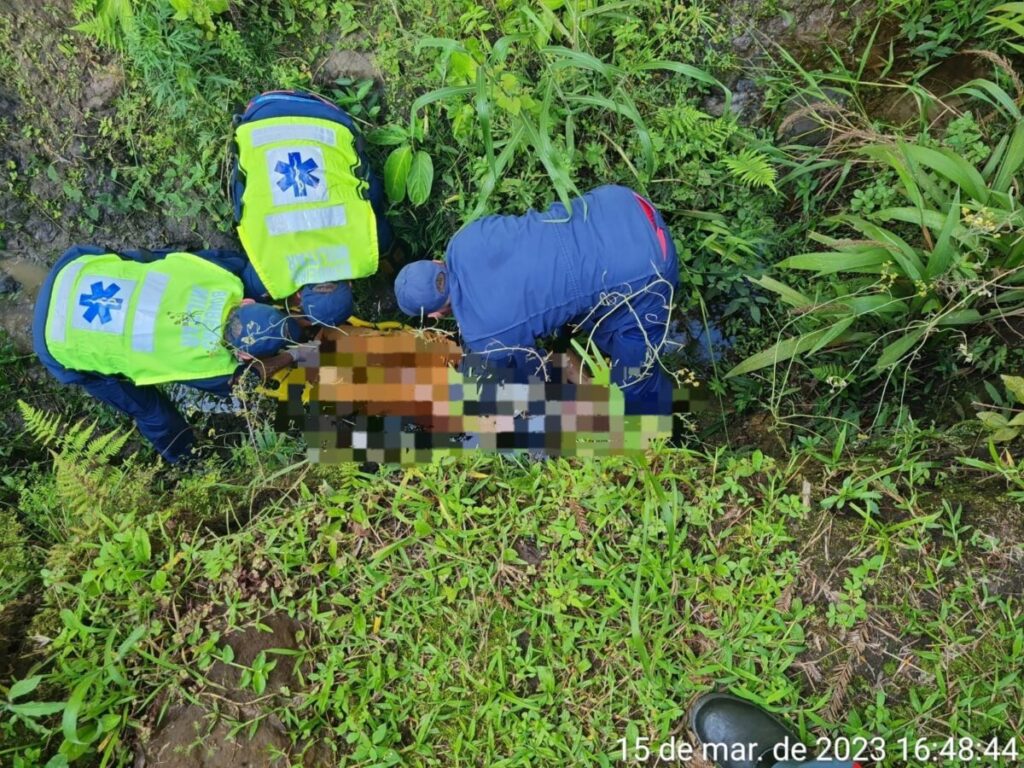 Homem cai em vala de aproximadamente 2 metros e é socorrido pelos bombeiros