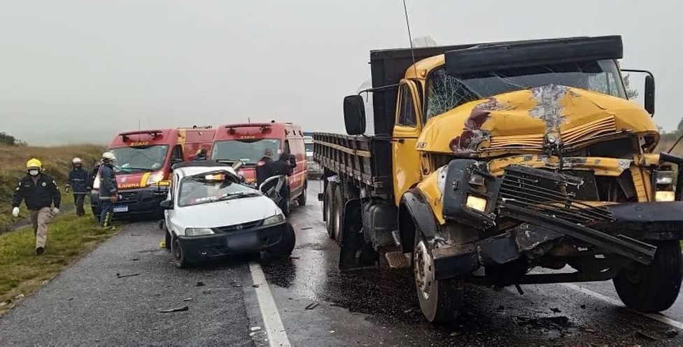 Criança de 10 anos morre e 4 pessoas ficam feridas em acidente entre caminhões e carro na PR-151