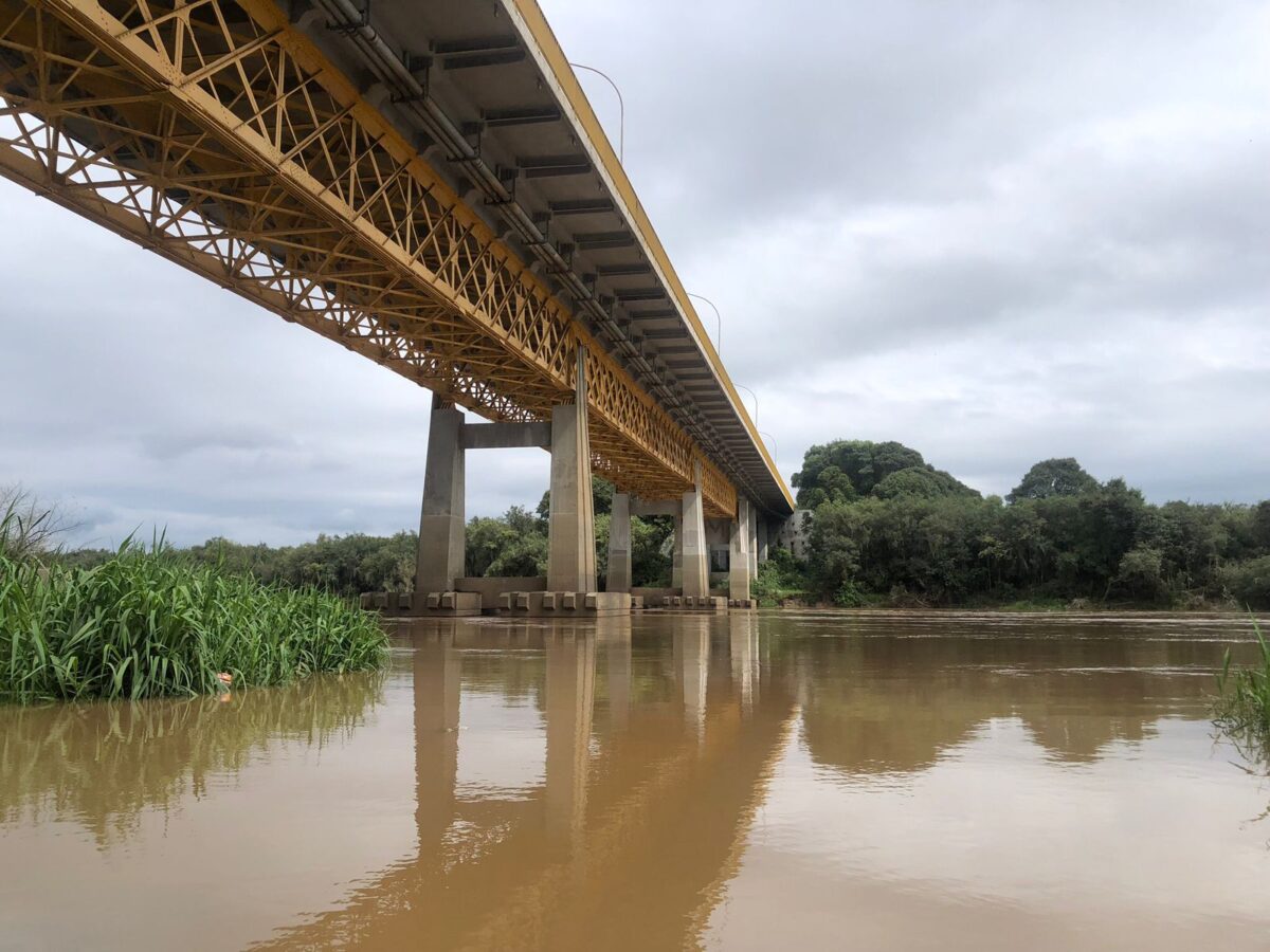 Mulher é resgatada pelos bombeiros após pular no Rio Iguaçu em São Mateus do Sul