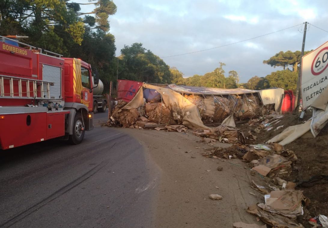 Motorista fica ferido em tombamento na BR 476