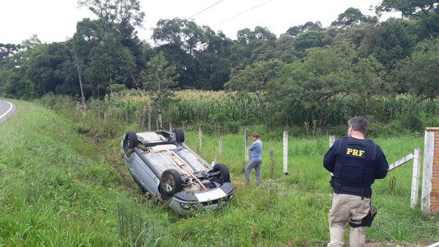 Homem é encontrado morto dentro de carro capotado em Rio Azul