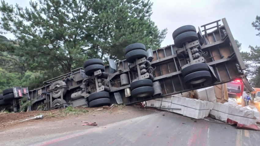 Acidente entre carreta e veículo deixa caminhão preso em árvores na BR-280