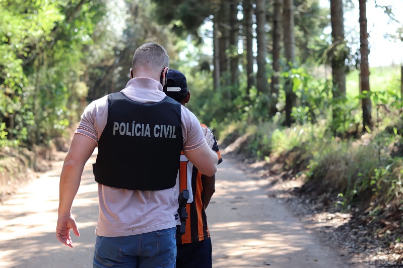 Homem é preso por embriagar e estuprar as filhas no PR