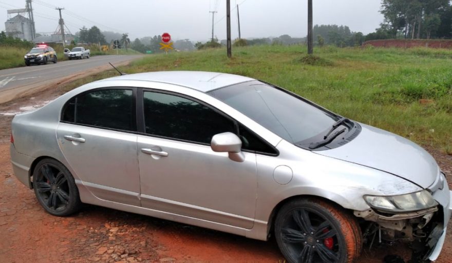 PRF atende acidente entre carro e moto em cruzamento de linha férrea no Paraná