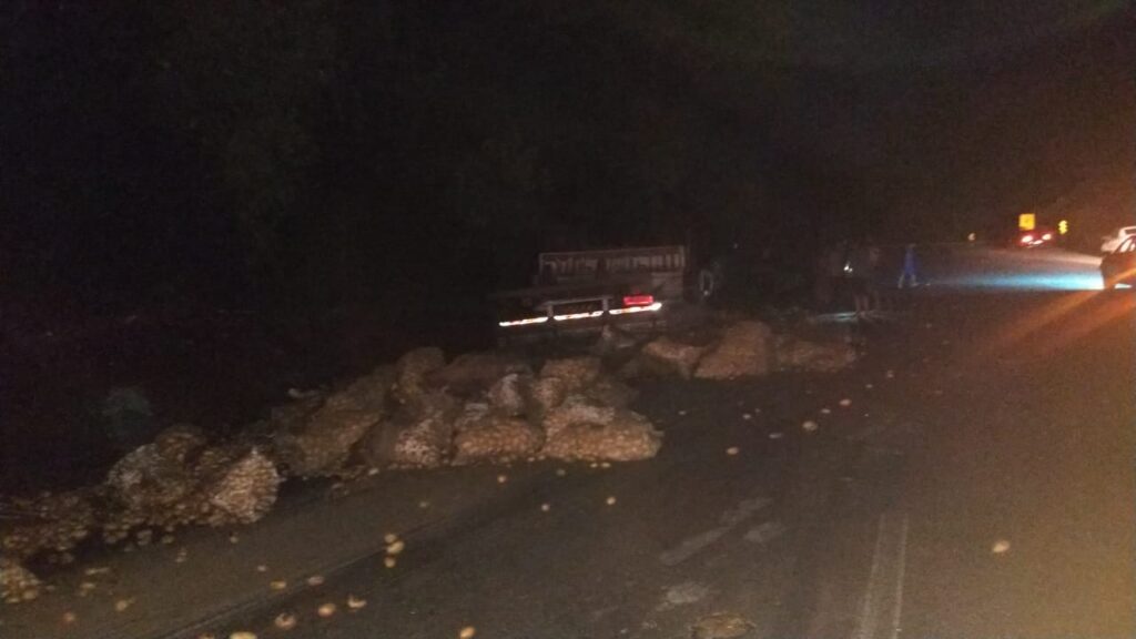 Caminhoneiro morre após veículo tombar na BR-476, Lapa
