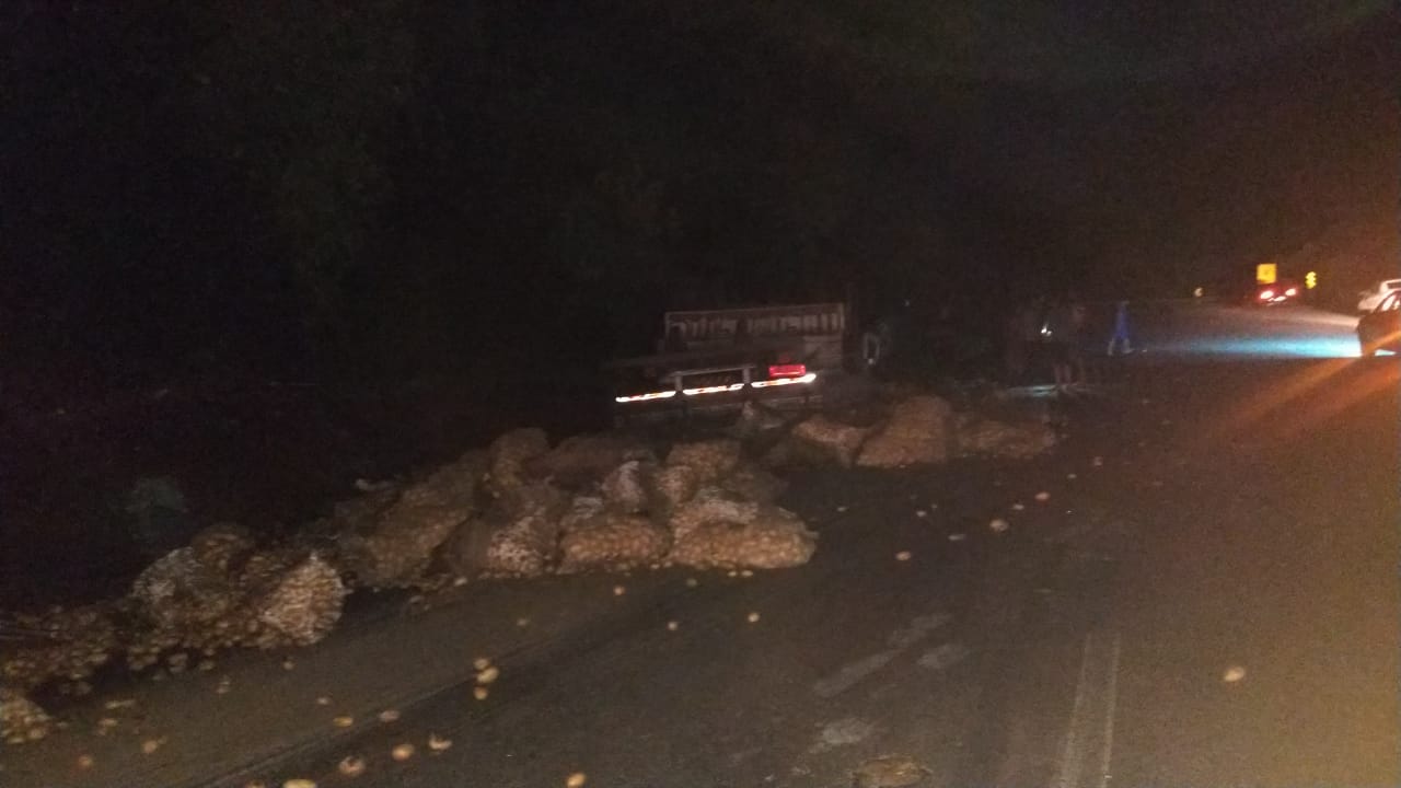 Caminhoneiro morre após veículo tombar na BR-476, Lapa