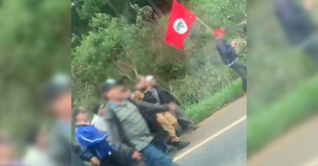 VÍDEO: MST bloqueia PR-170 e rende policiais durante manifestação no Paraná