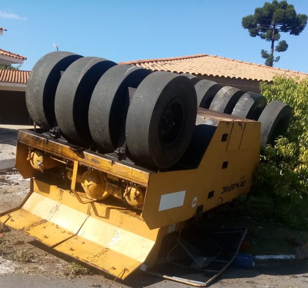 Operador de Rolo compactador perde o controle da direção e tomba em Antônio Olinto