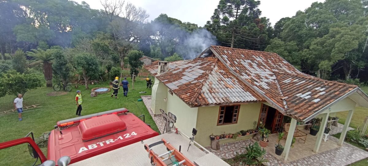 Bombeiros de Canoinhas combatem incêndio numa residência, iniciado a partir de botijão de gás