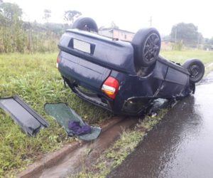 Veículo com placa de São Mateus do Sul capota em União da Vitória