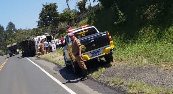 Caminhão carregado de vinho e espumante tomba na PR-151