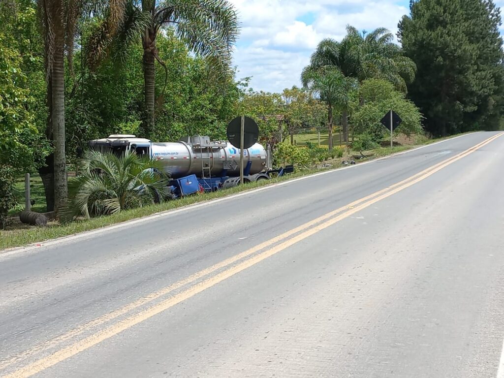 Caminhão sai da pista na BR-153, em Mallet