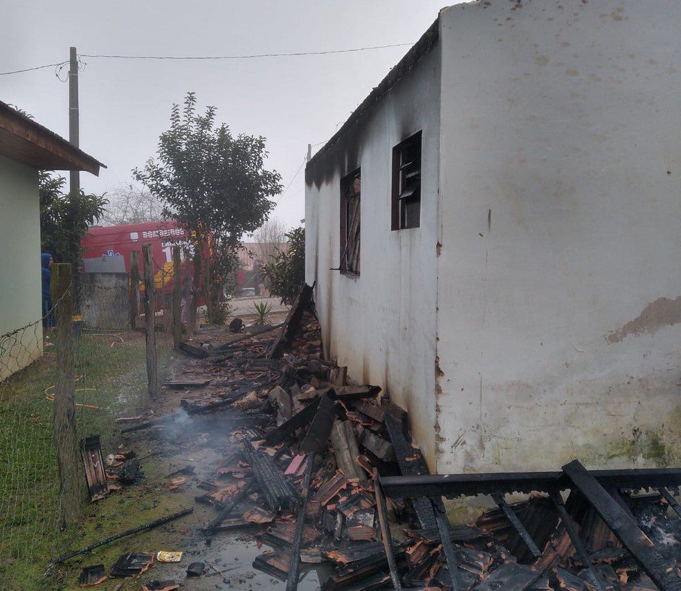 Incêndio em residência mata três pessoas em Rio Negrinho, SC