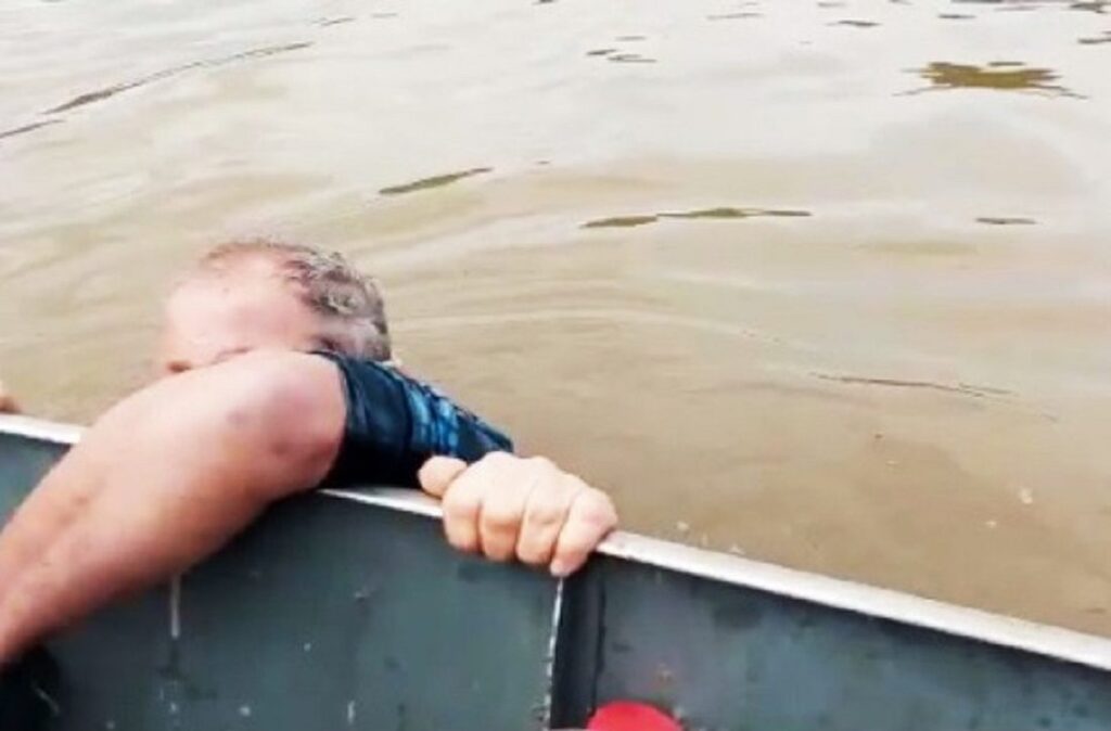 Casal salva 4 homens no alagado da represa de Foz do Areia em Porto Vitória, após barco virar