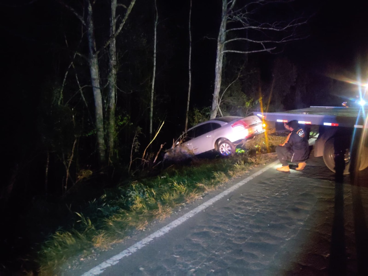 Veículo Citroën C4 de Ponta Grossa sobre acidente na BR-153, em Rebouças