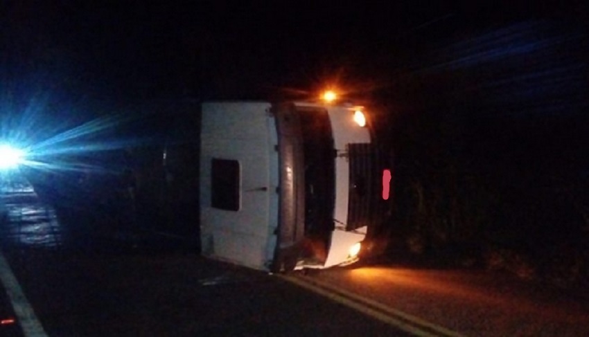 Após tombamento de caminhão em Antonio Olinto, homens tentam saquear carga