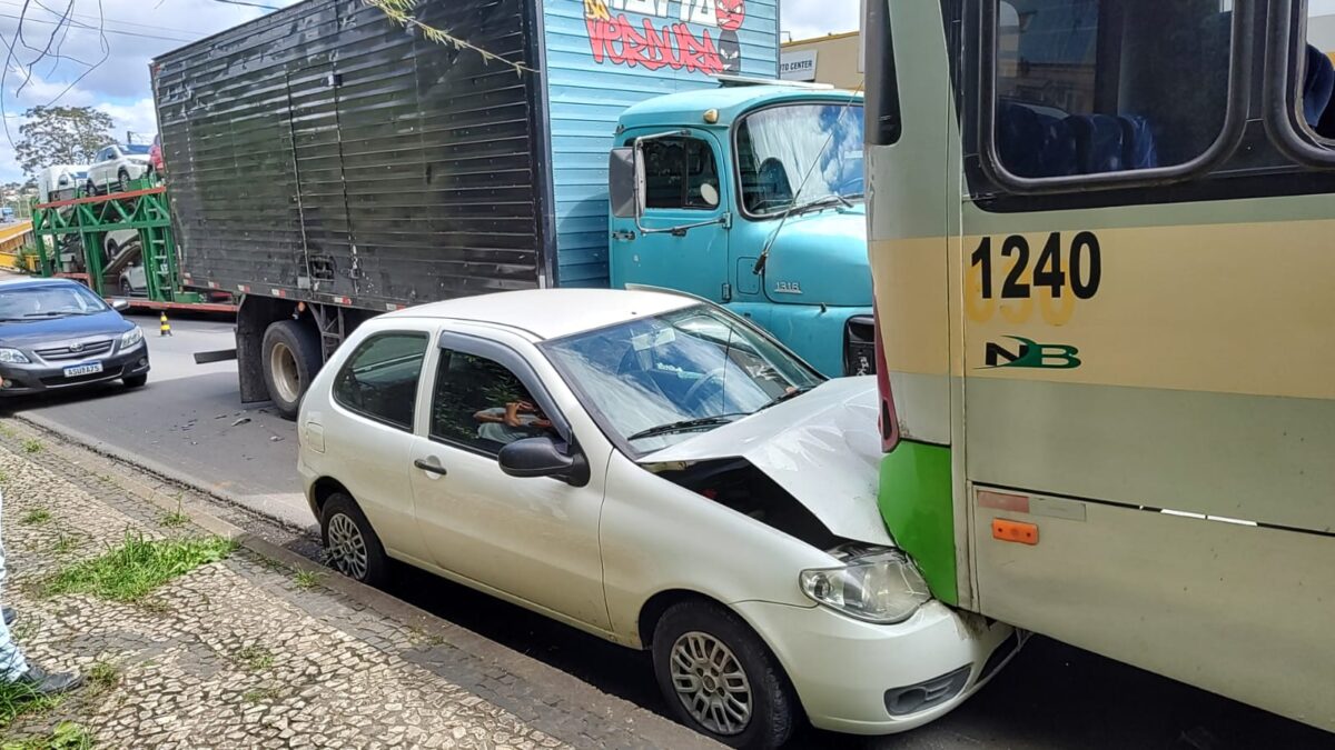 Carro é arrastado e prensado em colisão envolvendo caminhão e ônibus escolar em São Mateus do Sul