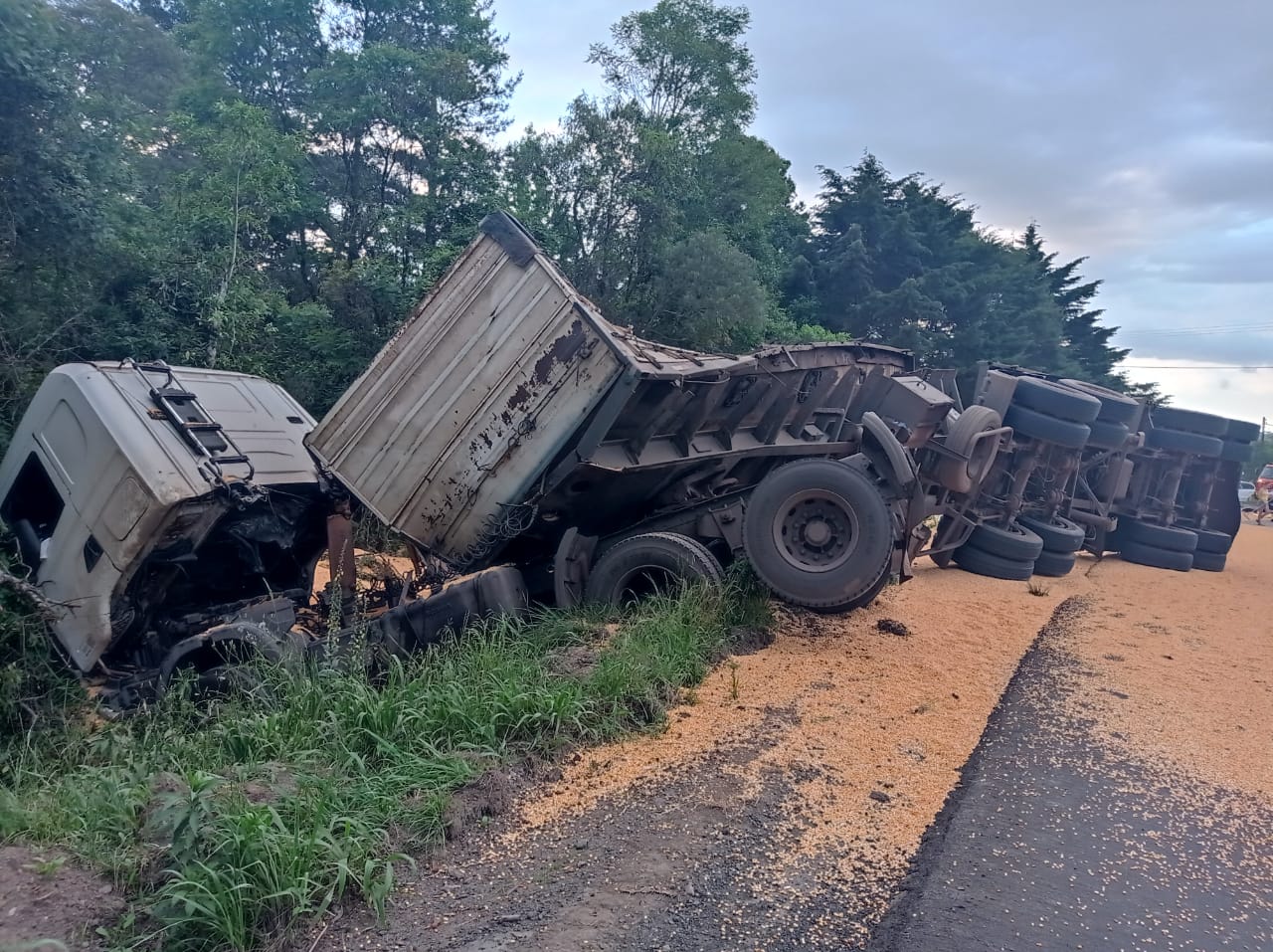 Após tombamento de carreta na BR 153 em Mallet, carga de  milho é saqueada