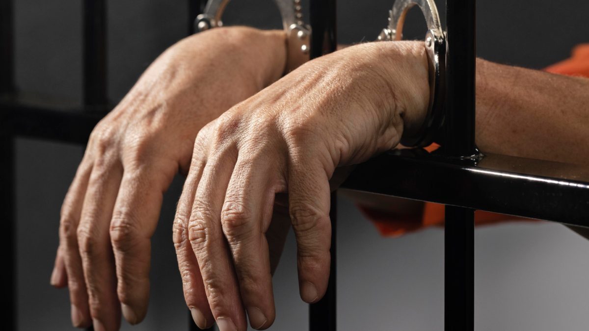Mãe presa por levar criança em motel com 3 homens tinha histórico de crimes