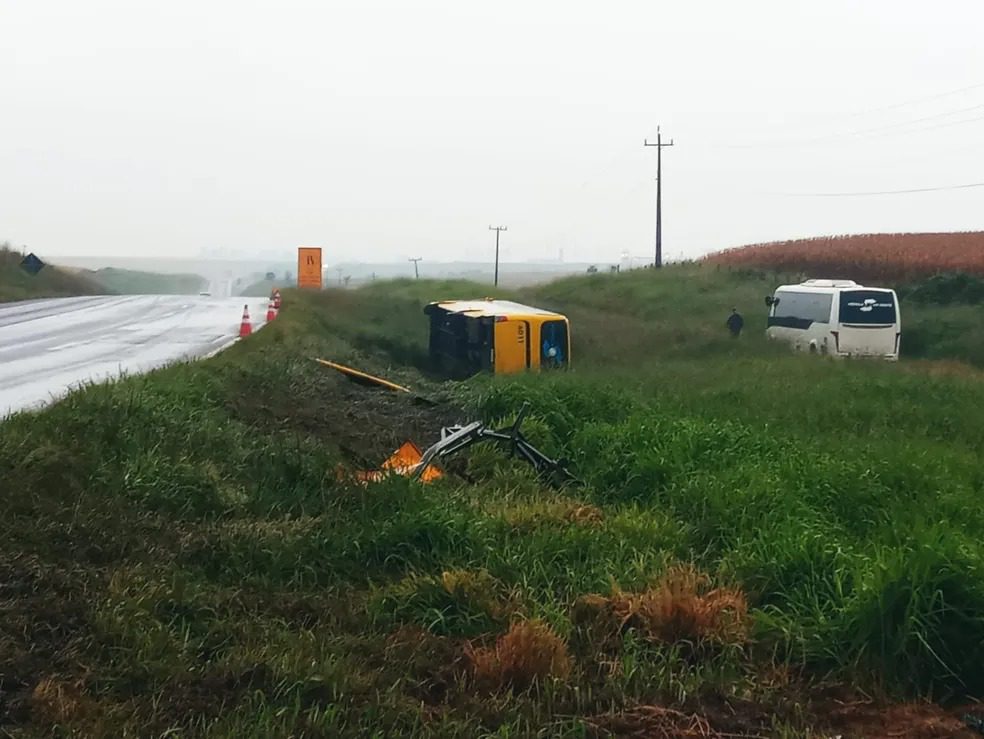 Ônibus tomba e deixa 18 pessoas feridas na BR-277; quatro sofreram lesões graves