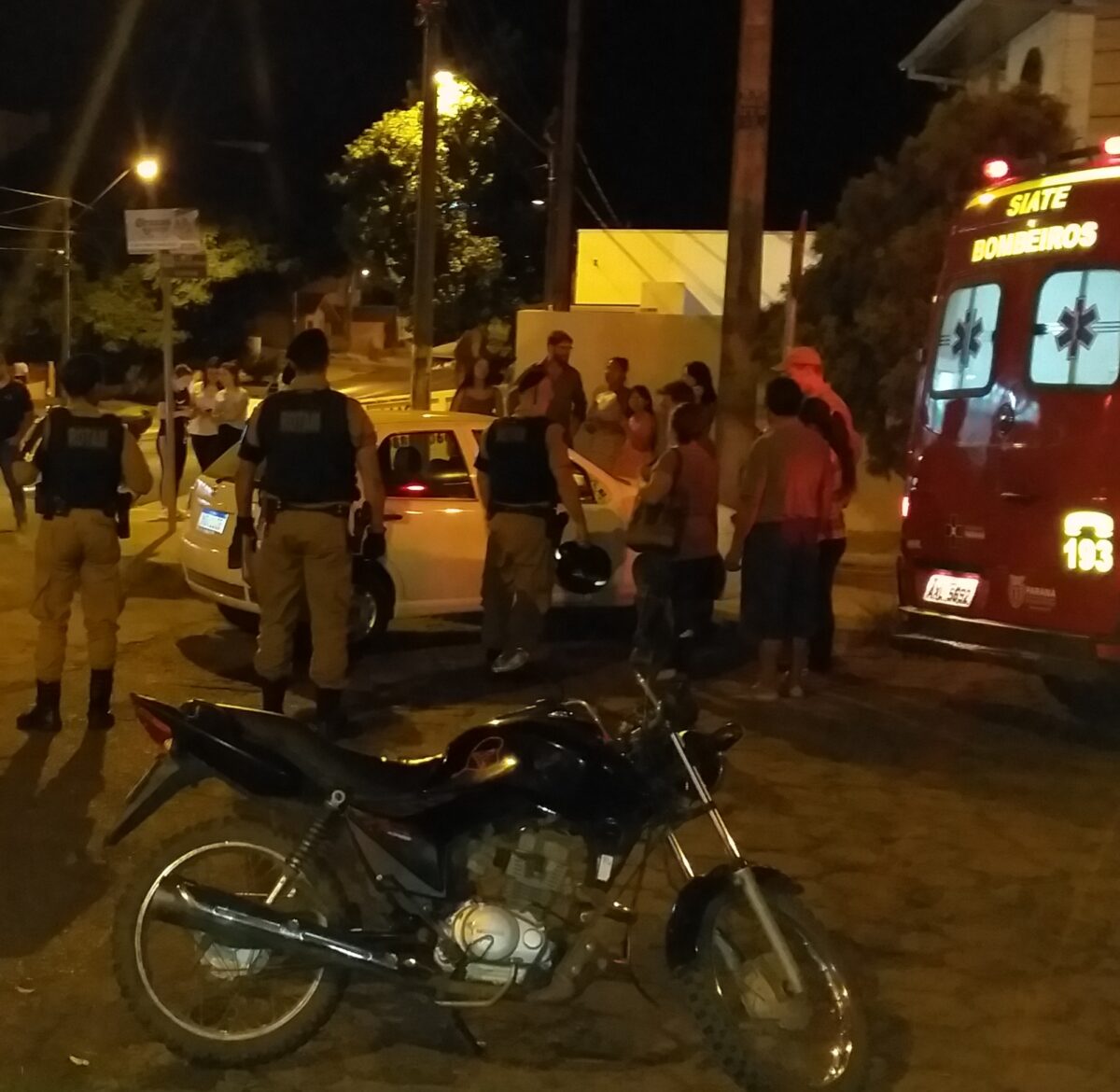 Acidente deixa motociclista preso embaixo de veículo
