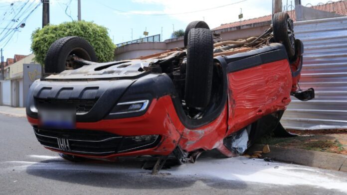 Em Ponta Grossa, grave acidente resulta em capotamento e deixa um homem ferido