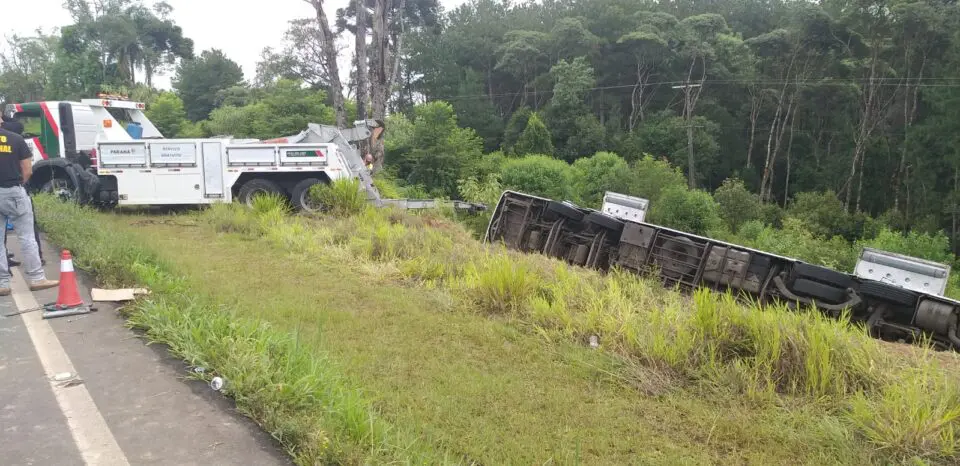 Inquérito aponta uso de telefone e sono ao volante no acidente com ônibus na BR-277