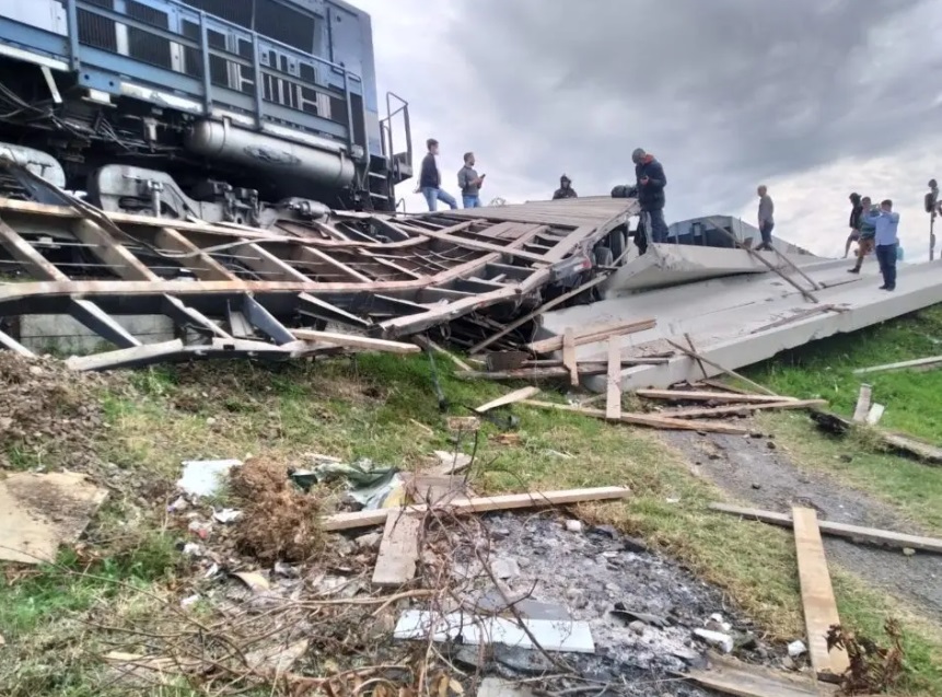 Trem parte caminhão ao meio em acidente no Paraná