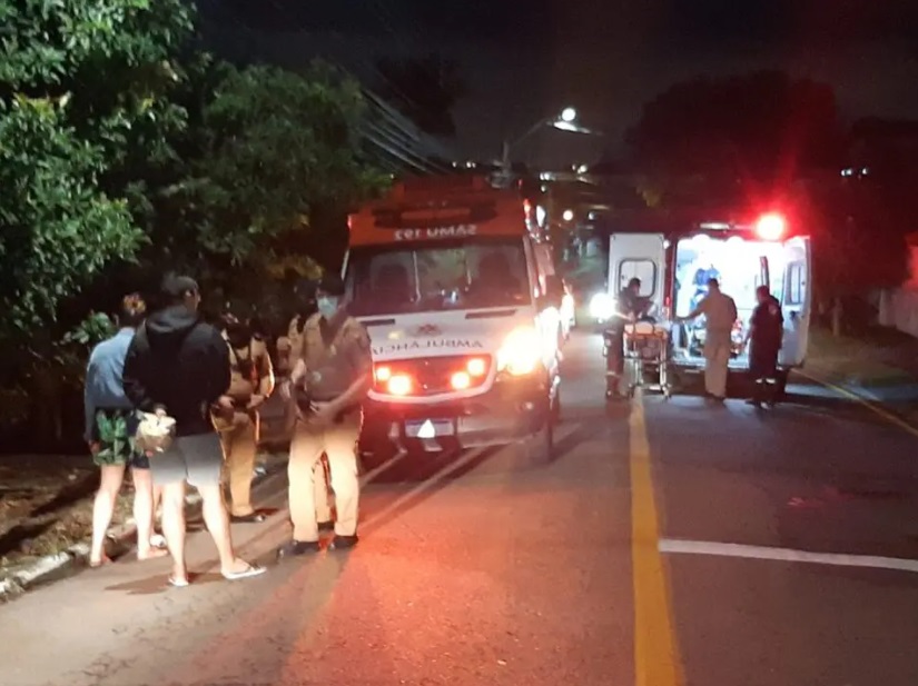 Jovem é esfaqueado por esposa com ciúmes de amiga e sogro defende genro