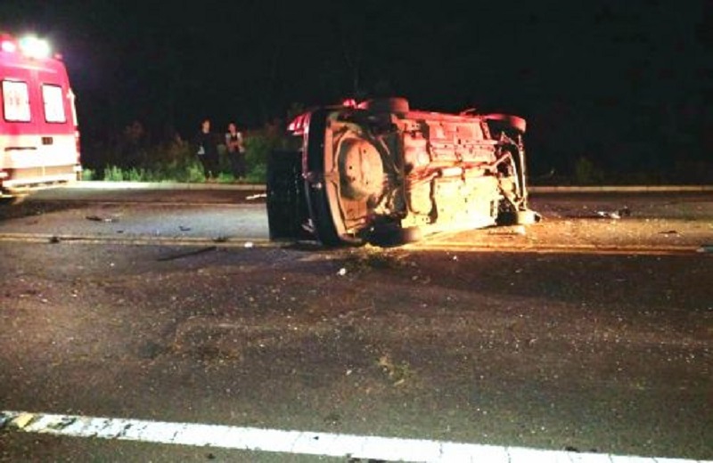 Carro com dois jovens capota na BR-153 em General Carneiro 