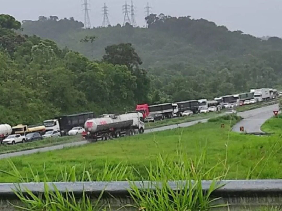 BR-277 está bloqueada há 12 horas com risco de deslizamento no litoral do Paraná