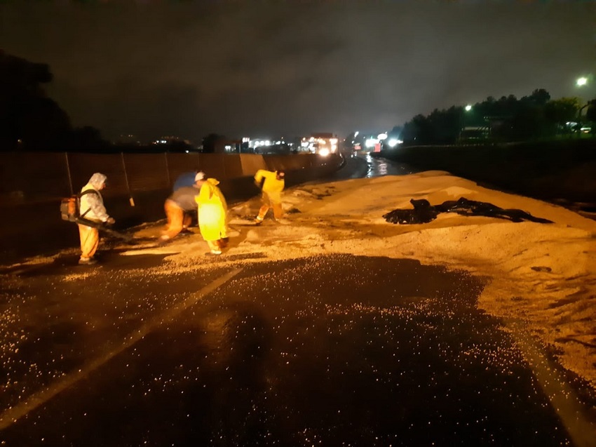 Colisão entre dois caminhões Scania fechou a BR-376, ontem à noite em Ponta Grossa