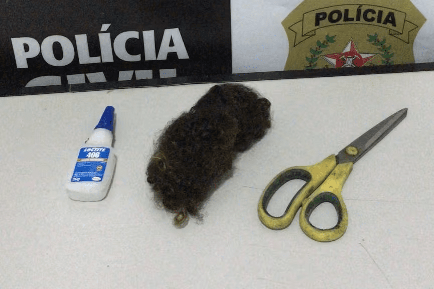 Homem passa cola nas partes íntimas de companheira e corta cabelo dela; ele foi preso
