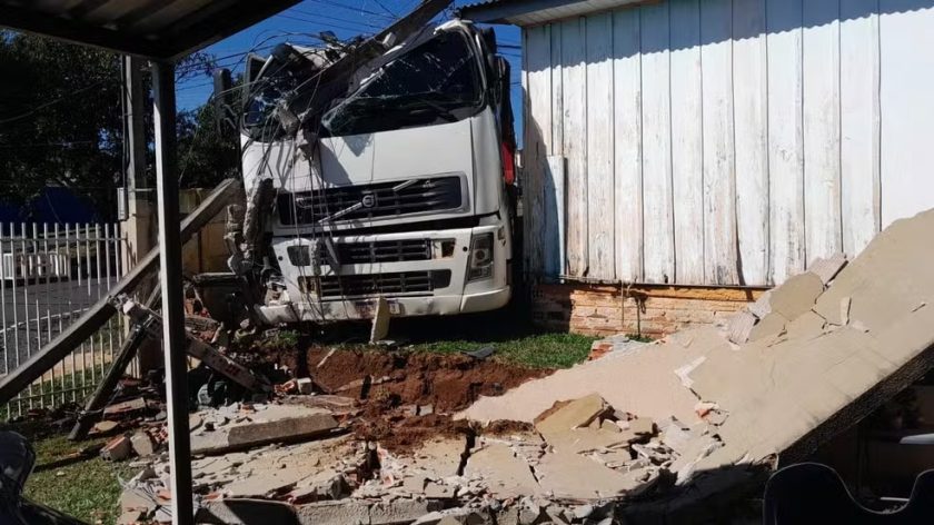 Caminhão desgovernado derruba muro e invade quintal de casa em Ponta Grossa