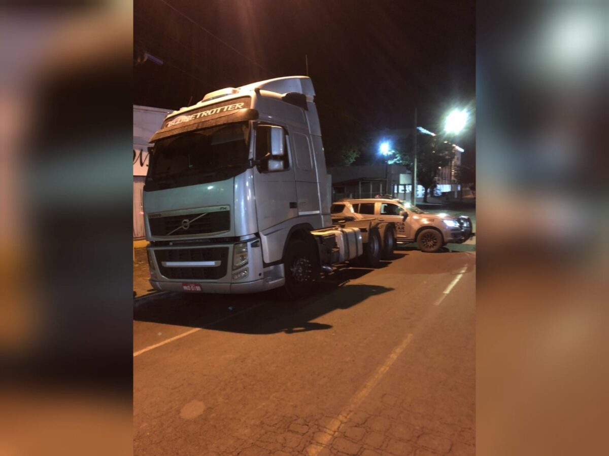 Policiais atendem chamado sobre caminhão, possivelmente alvo de roubo de carga, abandonado em São Mateus do Sul