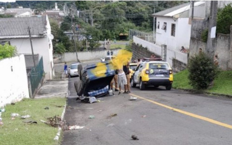 Veículo capota após condução em alta velocidade por várias ruas