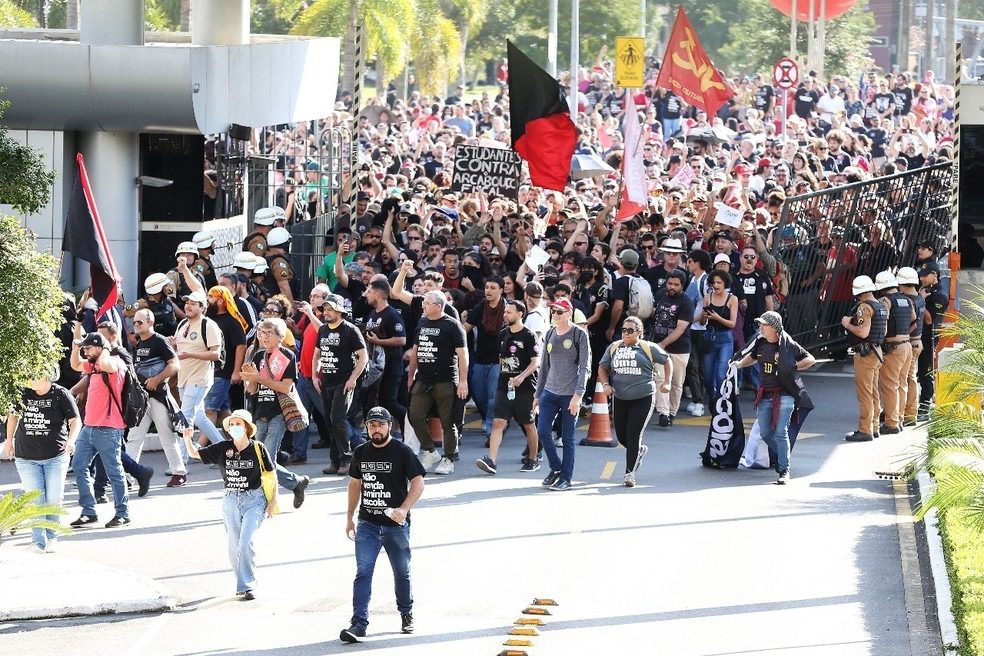 VÍDEO: Professores entram na Alep em mobilização contra projeto; entenda