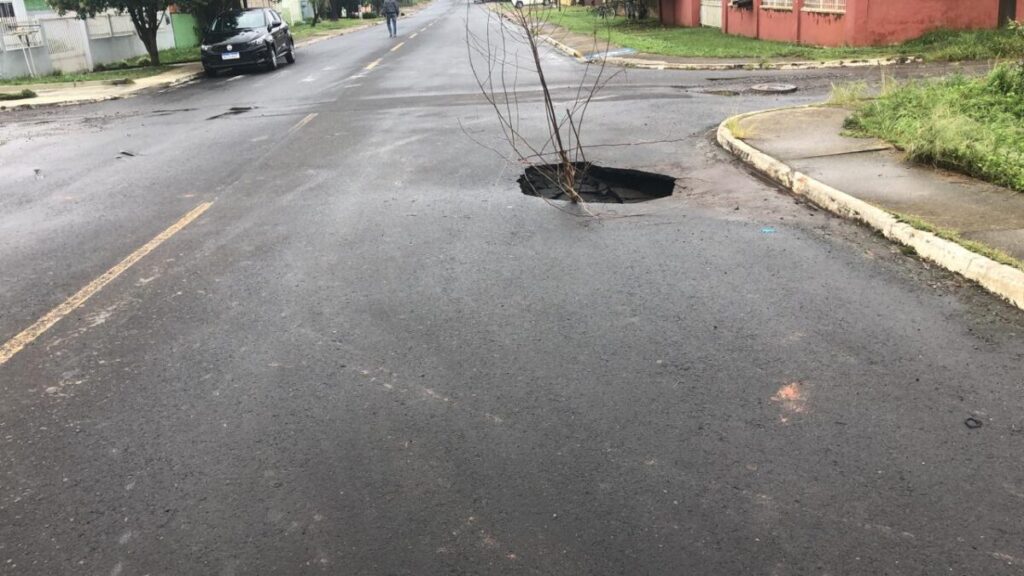 Grandes Crateras surgem nas ruas após fortes chuvas em São Mateus do Sul