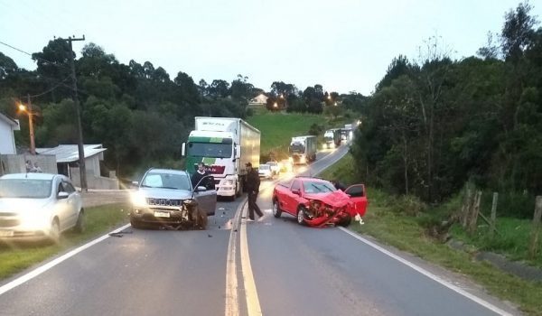 Vídeo mostra momento exato de uma colisão envolvendo dois veículos na PR-151 nessa sexta-feira; confira