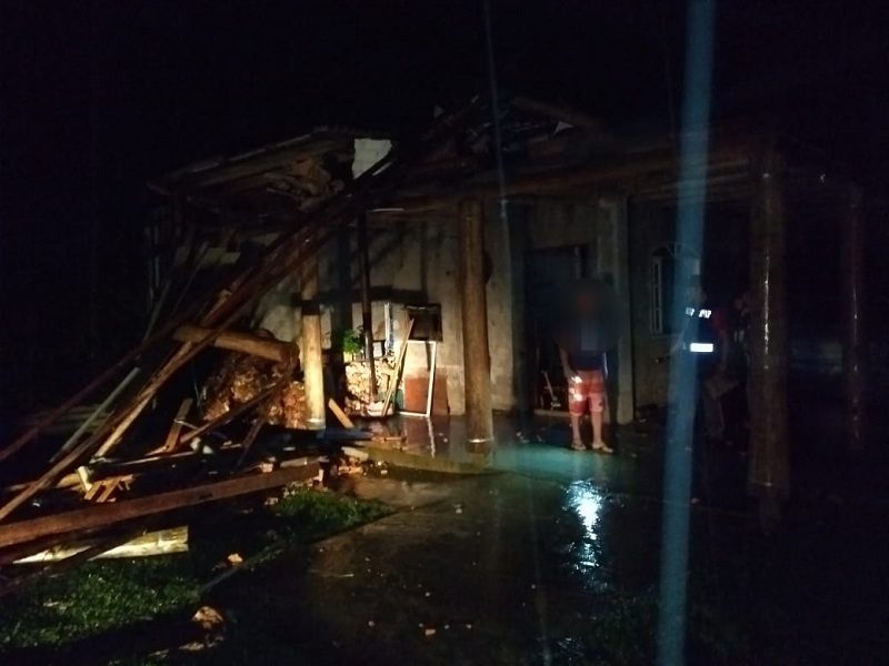 Tempestade causa destelhamento de residências em Três Barras