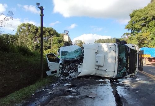 Acidente entre caminhão e uma Van na BR-476 próximo ao trevo de Paulo Frontin deixa feridos