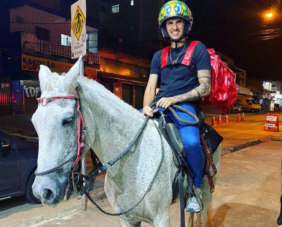 Dono de lanchonete faz delivery a cavalo em BH