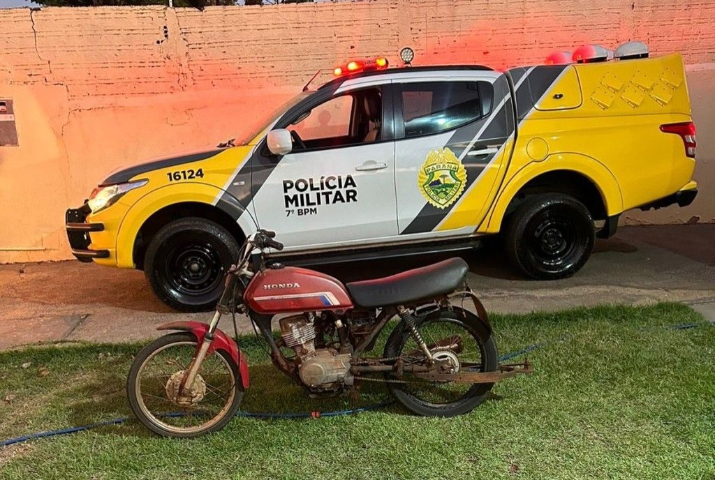 PM atende ocorrência envolvendo motocicleta sem retrovisores, documentação atrasada e condutor sem CNH