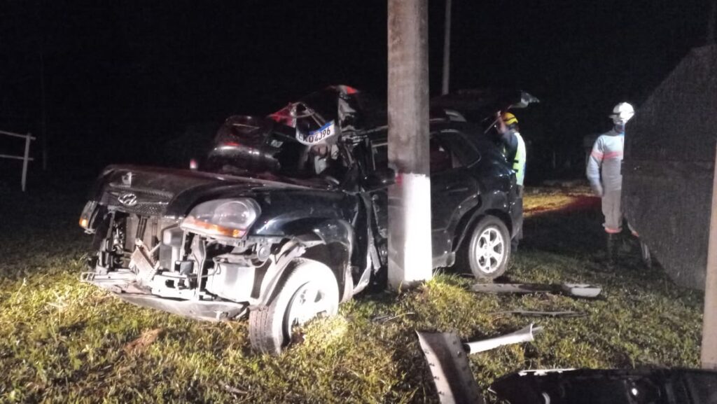 Motorista fica ferido na cabeça e braços após bater e derrubar poste BR-280, trevo de Canoinhas