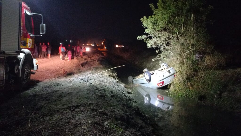 Veículo capota e para dentro de vala em Canoinhas. Motorista se evadiu do local